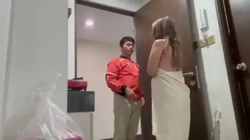 ไรเดอร์ส่งอาหาร คอนเทนต์วิ่งเข้าหา เจอลูกค้าผ้าขนหนูหลุด